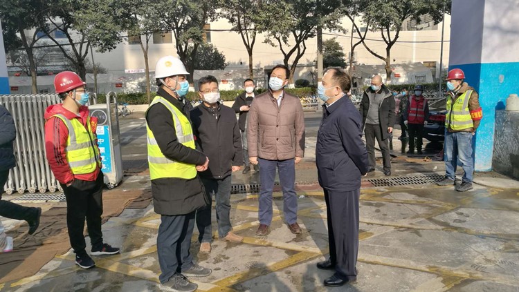 成都市武侯区区委书记陈麟检查四川大学华西医院转化医学综合楼项目部复工情况