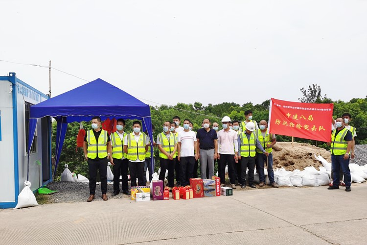 融创首创武汉经开国际智慧生态城市168R2地块项目参与武汉军山村长江干堤段抗洪巡堤