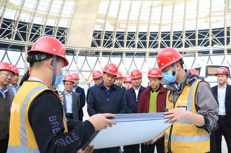 四川省副省长罗强赴中建八局大运会场馆项目调研大运会智慧场馆建设工作