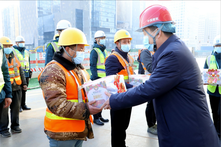 中建集团党组书记、董事长周乃翔，副书记张兆祥慰问中建八局一线建设者